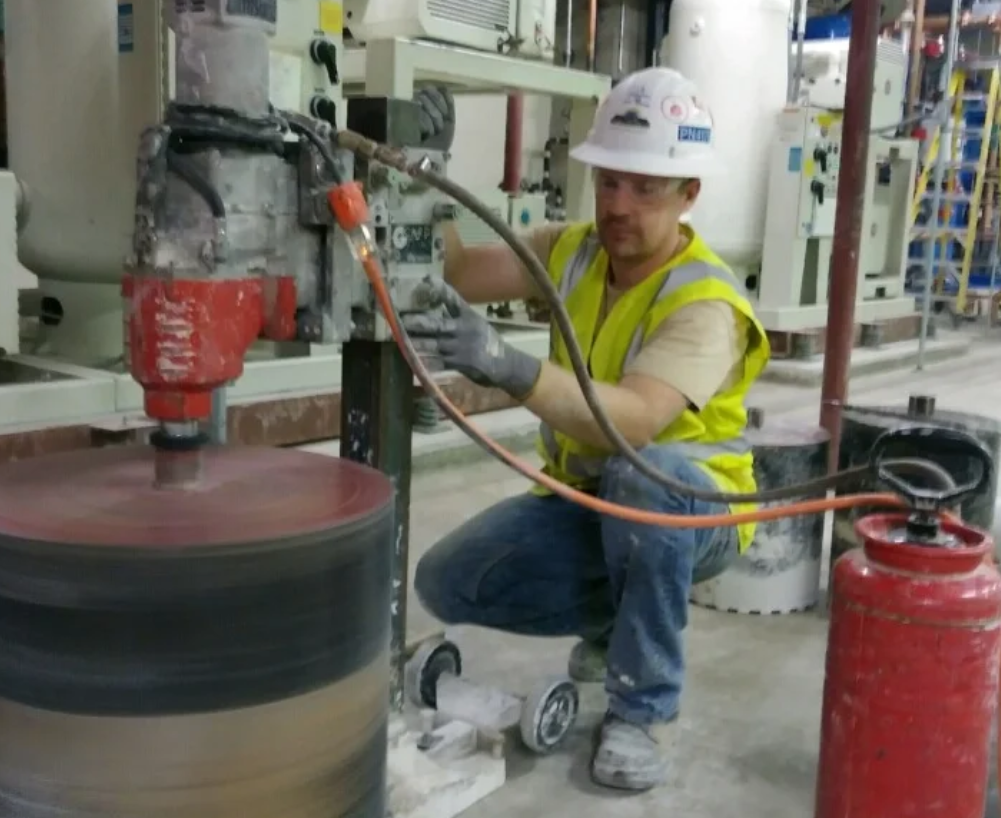 Diamond-tipped core drill — precise holes in reinforced concrete and masonry (2)